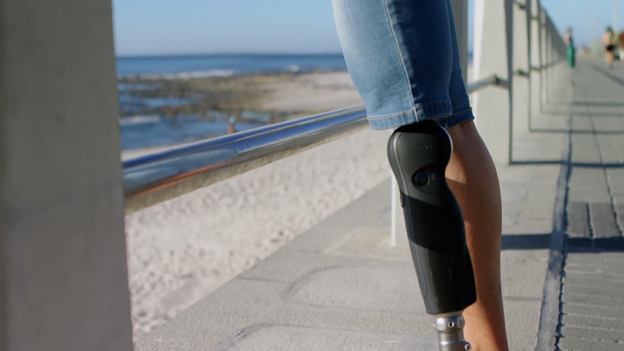 mujer discapacitada de pie en la playa 4k