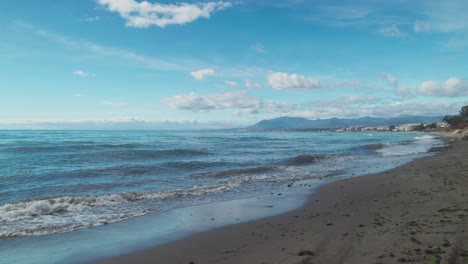 Olas-Del-Mar-En-La-Costa-De-Marbella,-España