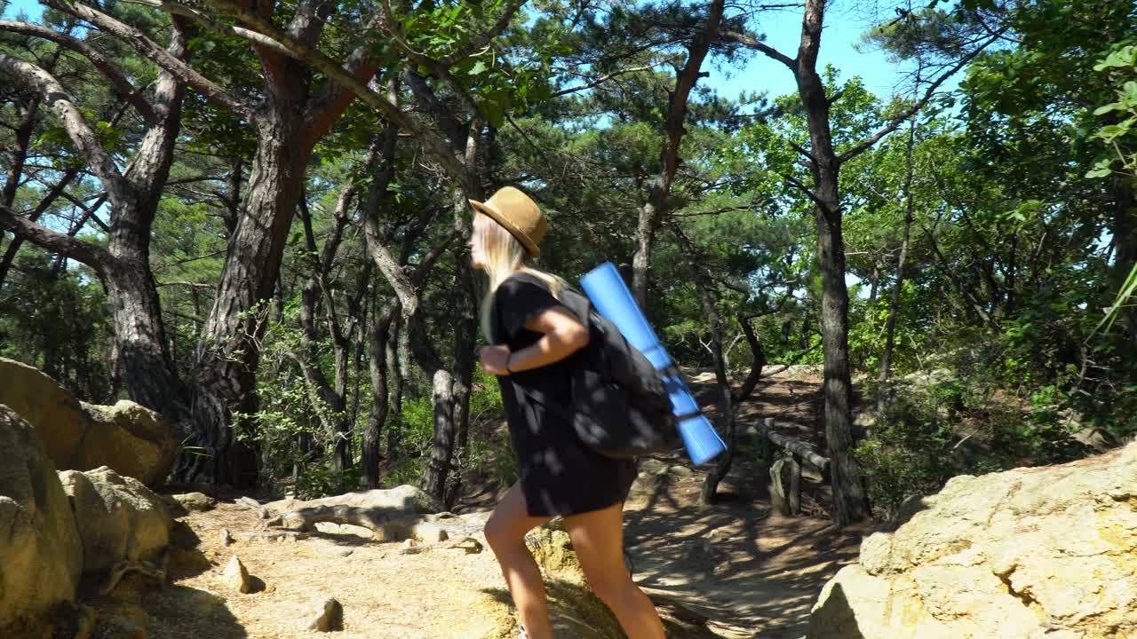 niña caucásica disfrutando de la naturaleza mientras camina y sube a las rocas junto a la montaña gwanaksan en seúl, corea del sur