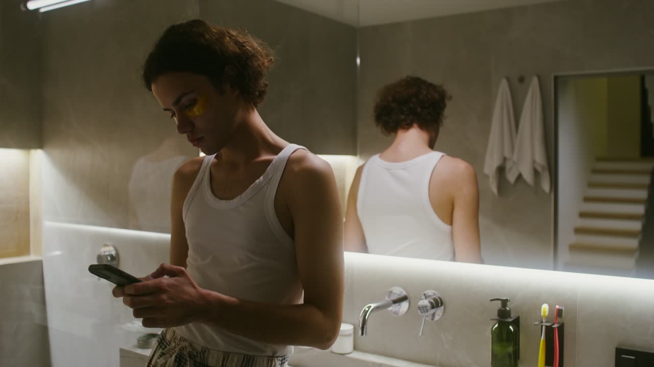 화장실 에서 휴대 전화 를 사용하는 사람