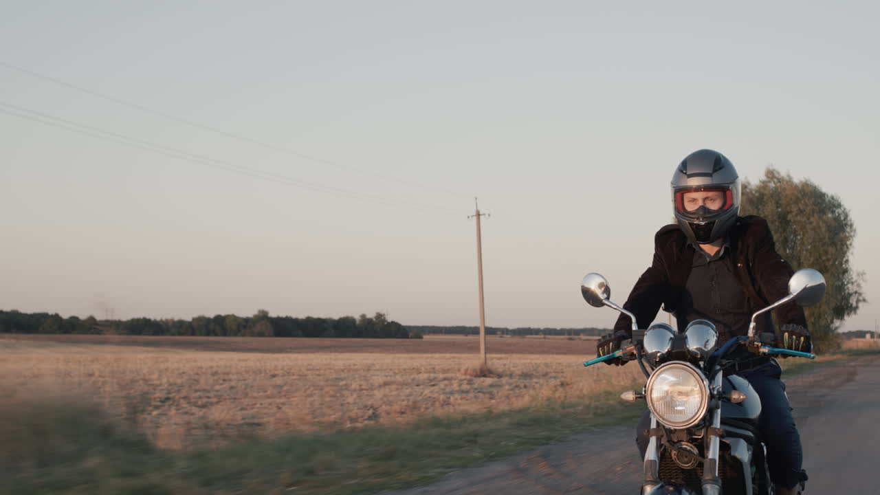 나는 시골길에서 오토바이를 탄다