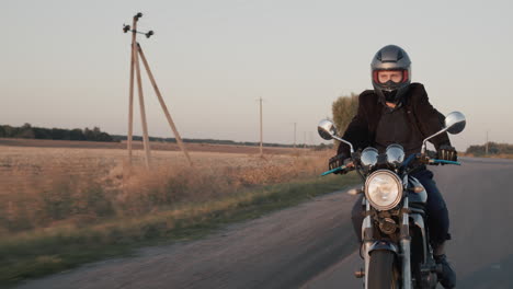 Yo-Conduzco-Una-Motocicleta-En-Un-Camino-Rural