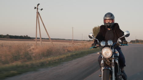 ik rijd op een motor op een landweg