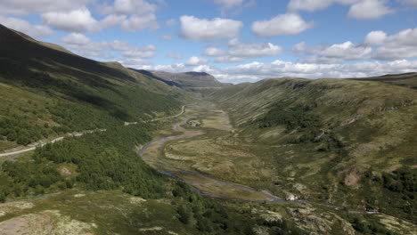 drone captura una toma aérea del hermoso y pintoresco valle noruego cerca del parque nacional de rondane