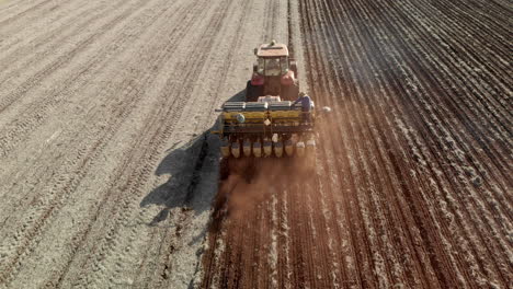 Traktor-Mit-Sämaschine-Im-Feld