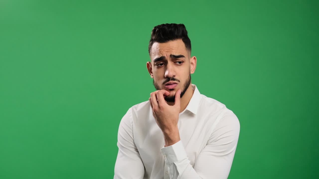hombre enojado pensando en una solución sobre la pantalla verde