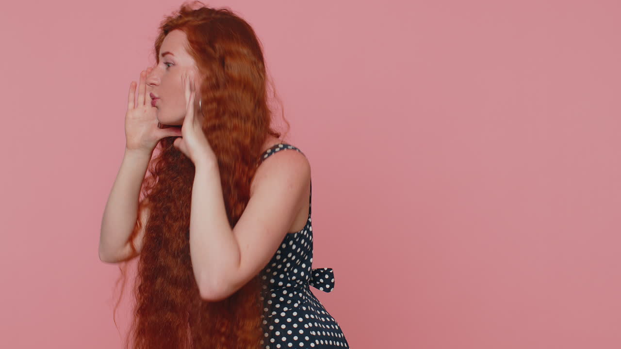 표현적 인 소녀는 입 근처에 손을 들고 큰 소리로 비명을 지르고, 소리 지르고, 할인 판매를 발표합니다.