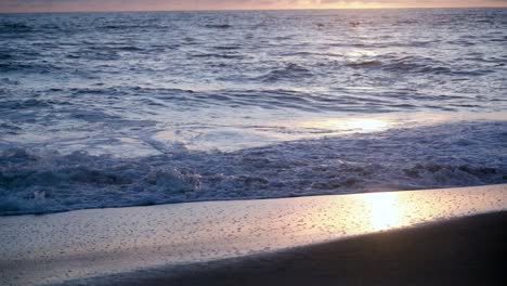 Imágenes-En-Cámara-Lenta-Del-Océano-Pacífico-En-Una-Playa-Al-Atardecer-En-San-Diego,-California