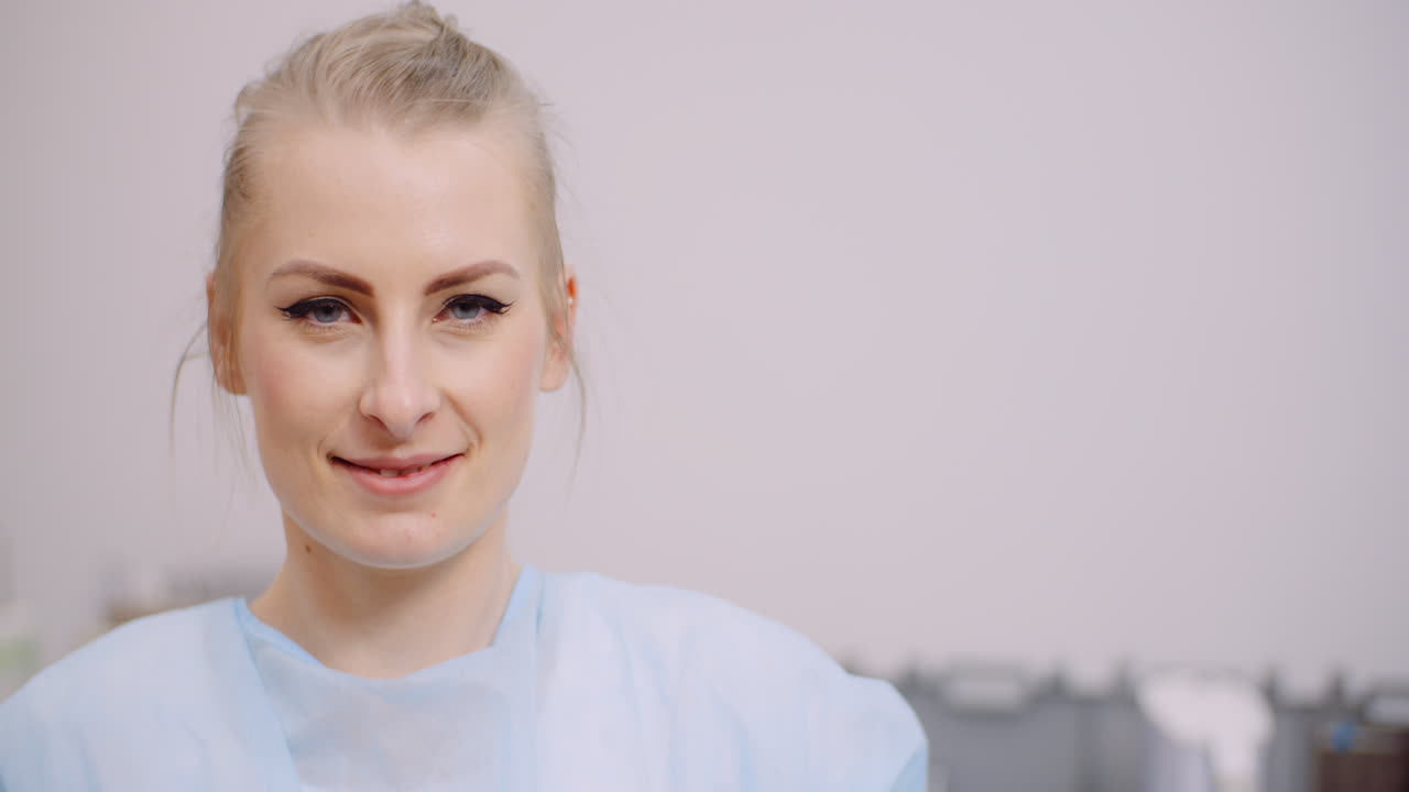 물 4 잔을 마시는 여성 의사의 극단적인 클로즈업