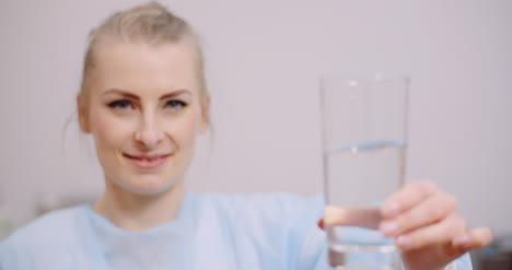 un primerísimo plano de una doctora bebiendo un vaso de agua 4