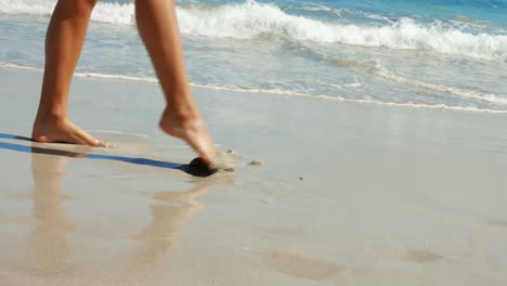 Frau,-Die-Am-Strand-Spazieren-Geht