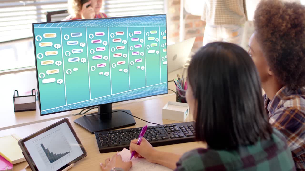 diversas personas de negocios hablando y usando la computadora con iconos de medios en la pantalla en la oficina