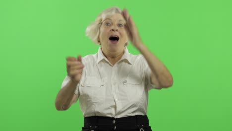 una mujer mayor muestra asombro, alegría y sonrisas. abuela vieja. llave de croma