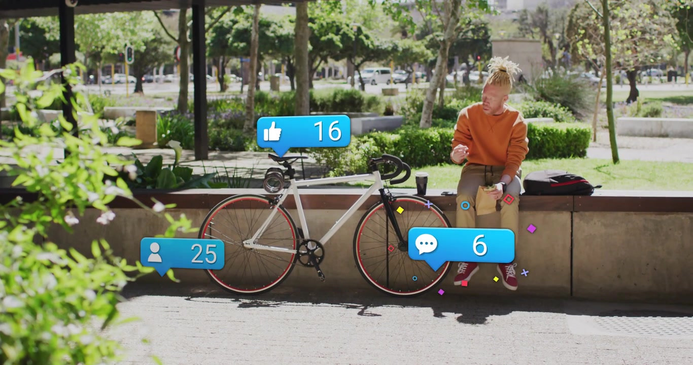 Ciclista urbano comiendo un refrigerio y sorbiendo café, generando burbujas de redes sociales que rastrean el número de interacciones.
