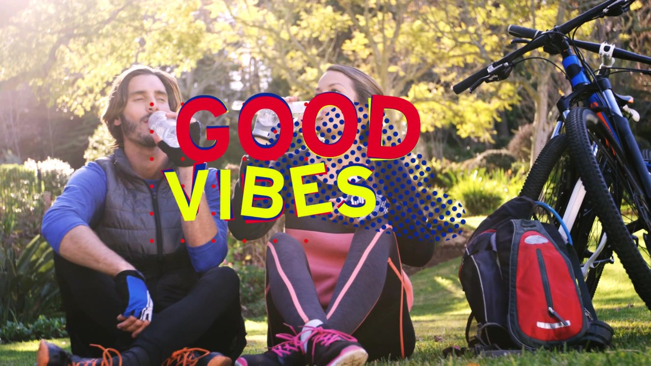 Cykelduo tar en paus efter turen, dricker vatten från flaskor medan ett "GOOD VIBES"-överlägg animeras över dem.