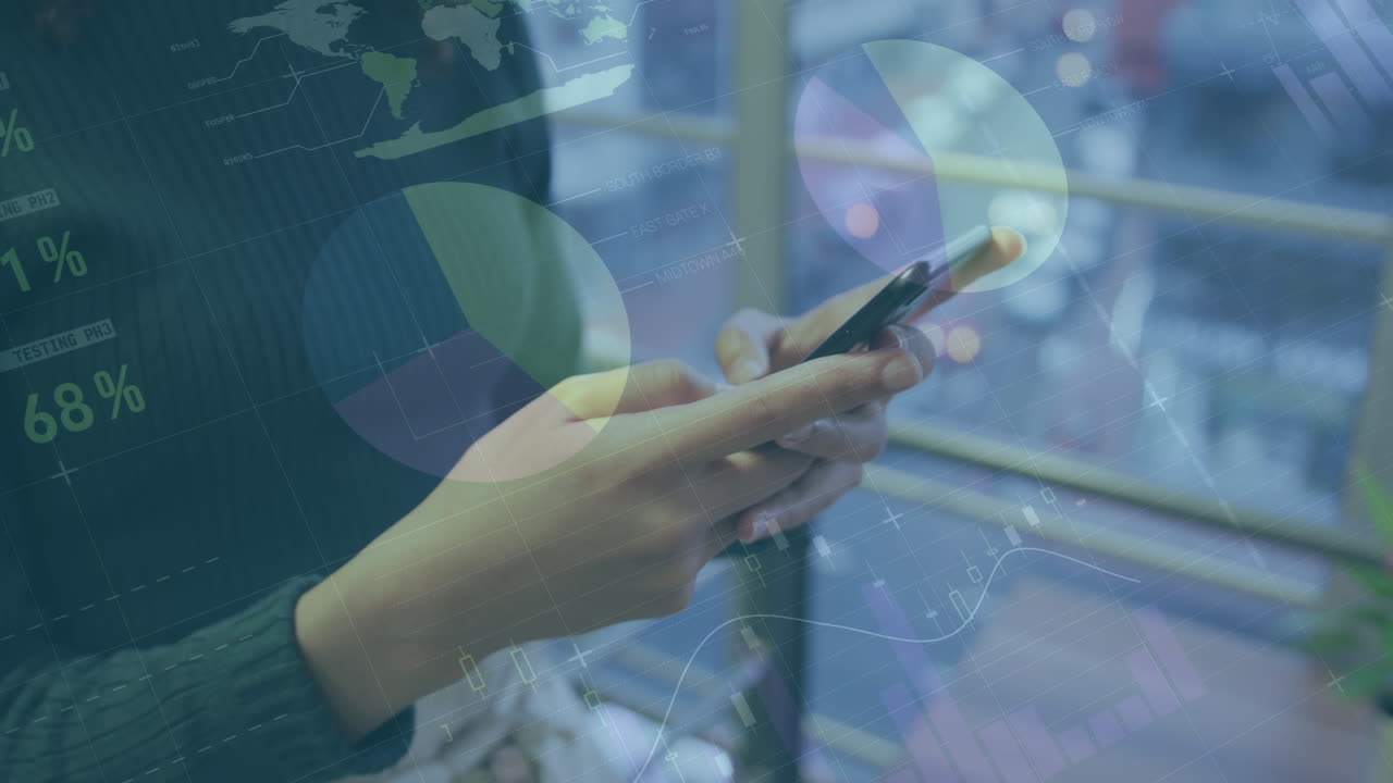 animación del procesamiento de datos sobre una mujer de negocios caucásica que usa un teléfono inteligente en la oficina