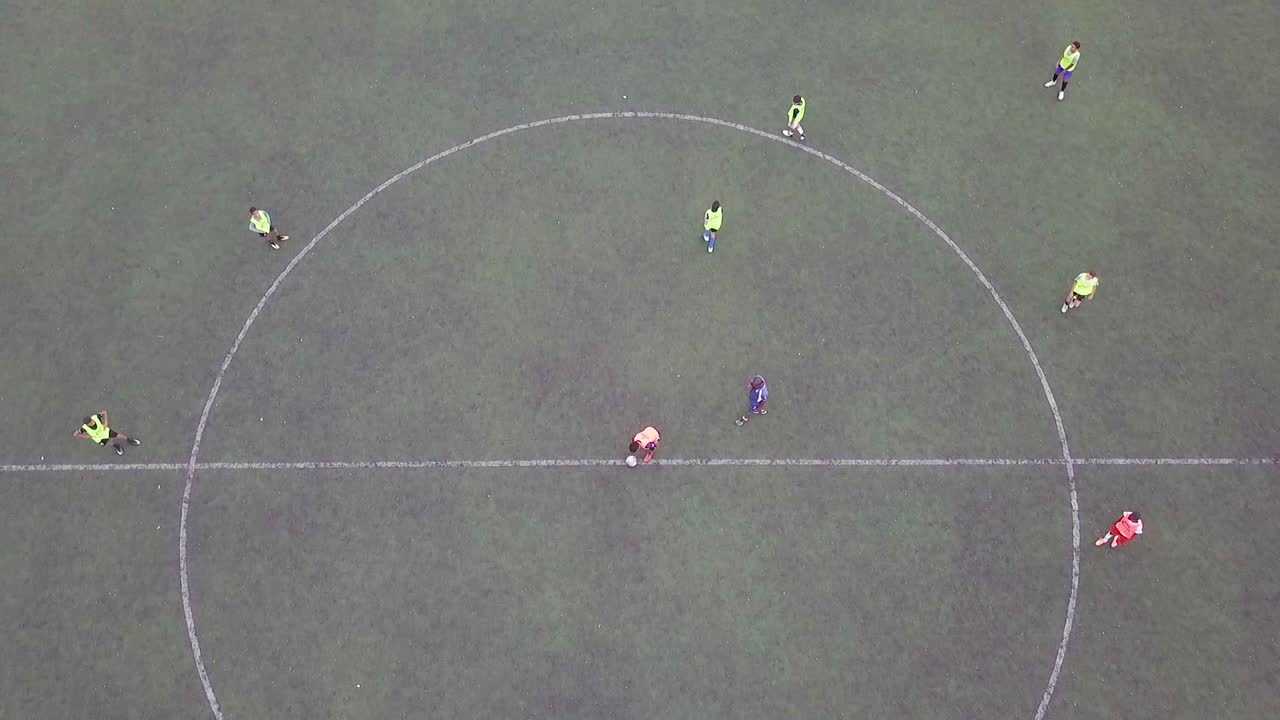 축구장에서 축구 경기를 통해 좋은 드론 공중 전망