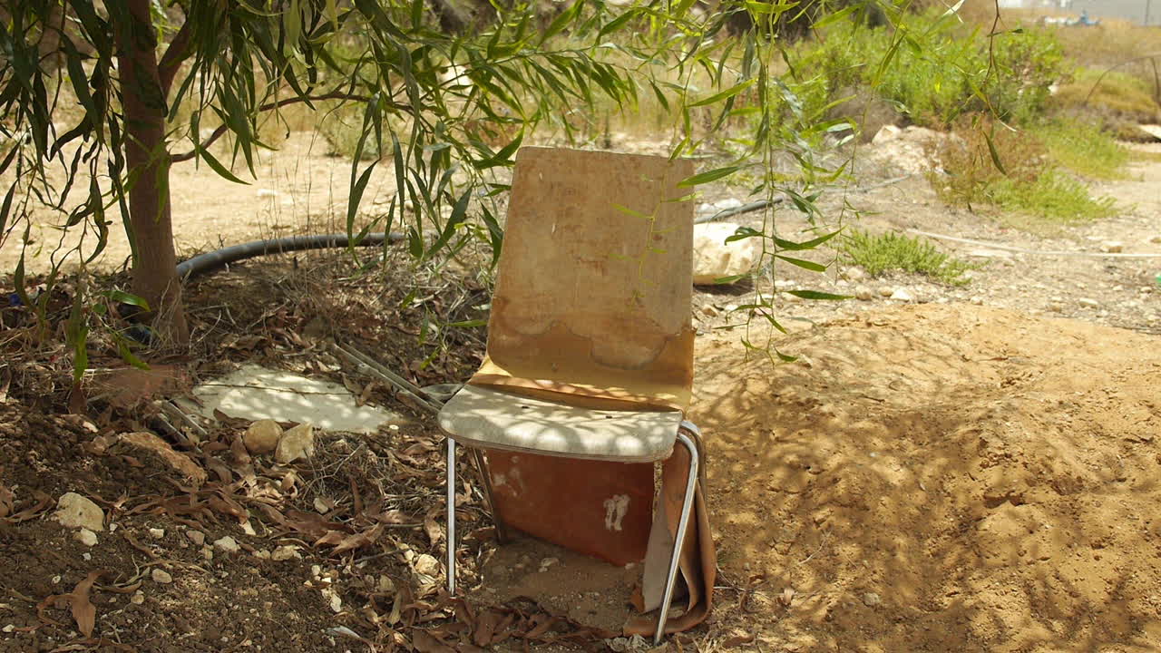 사막에 의자 하나가 홀로 앉아 있다