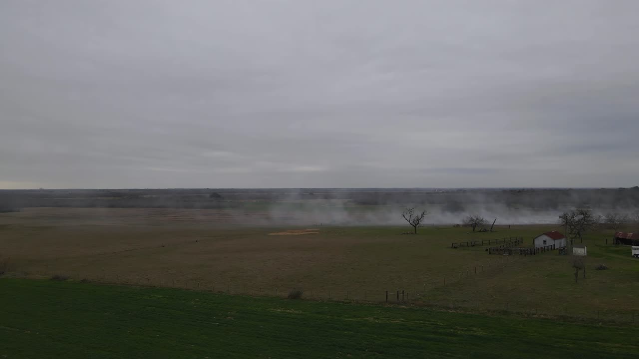tierras de cultivo en llamas sobrevuelo bajo de drones