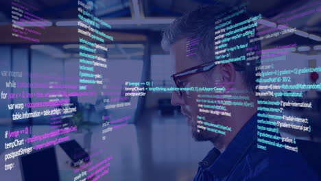 animación del procesamiento de datos sobre un hombre de negocios caucásico que usa computadora en la oficina
