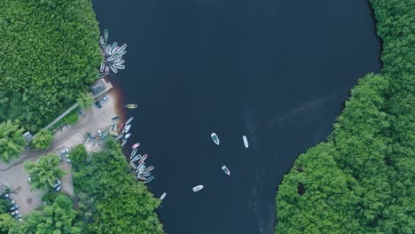 Vista-Aérea-De-Drones-De-Arriba-Hacia-Abajo-De-La-Ciudad-Rural-De-Playa-Caraiva-Bahia-Brasil-Volando-Sobre-El-Río-Con-Botes