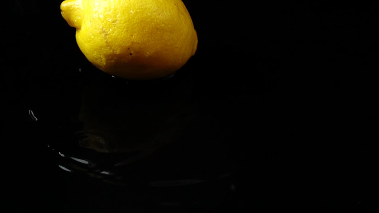 Caduta di un limone. Movimento lento.