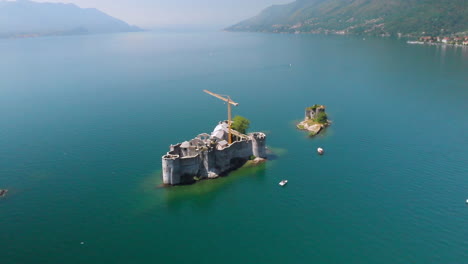 Volar-Sobre-Una-Ruina-En-Una-Pequeña-Isla-En-Medio-Del-Lago-Maggiore,-Italia