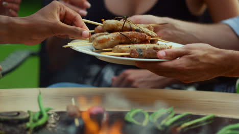 amigos poniendo comida en el plato afuera
