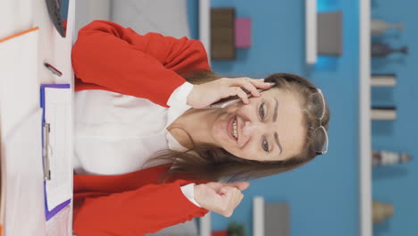 el video vertical de la mujer trabajadora de la oficina en casa recibe buenas noticias.