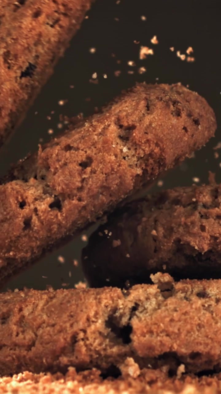 Biscotti deliziosi che cadono e si impilano al rallentatore