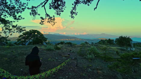 Hängemattencamping-Mit-Majestätischem-Blick-Auf-Die-Berglandschaft,-Luftwagen-Nach-Vorne