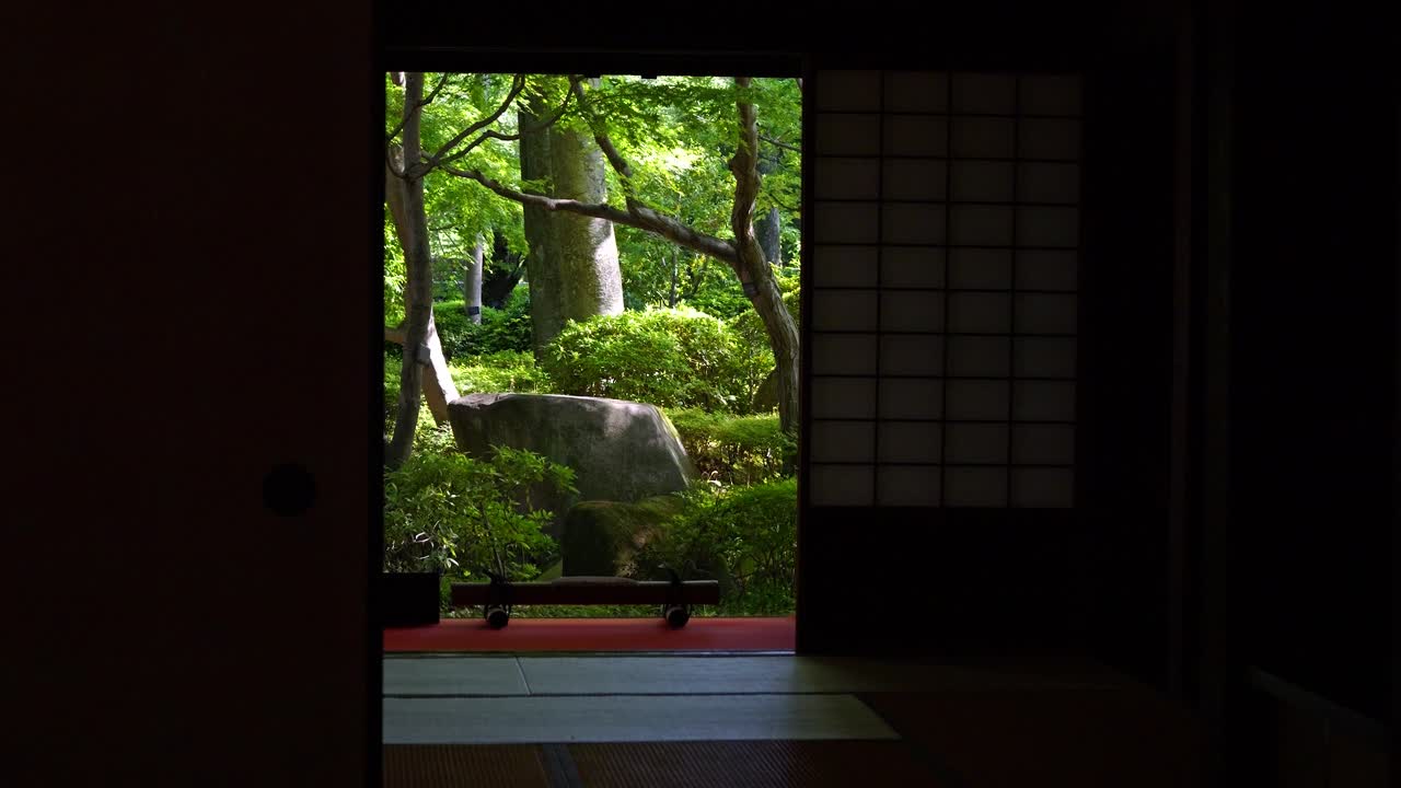 impresionante revelación de la típica habitación japonesa de tatami con jardín de paisaje verde brillante