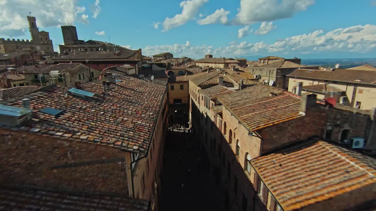 이탈리아 피사 주 볼테라 의 성벽 으로 둘러싸인 산 꼭대기 마을 위 에 있는 빠른 공중
