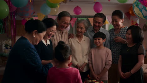 feliz celebración de cumpleaños en familia