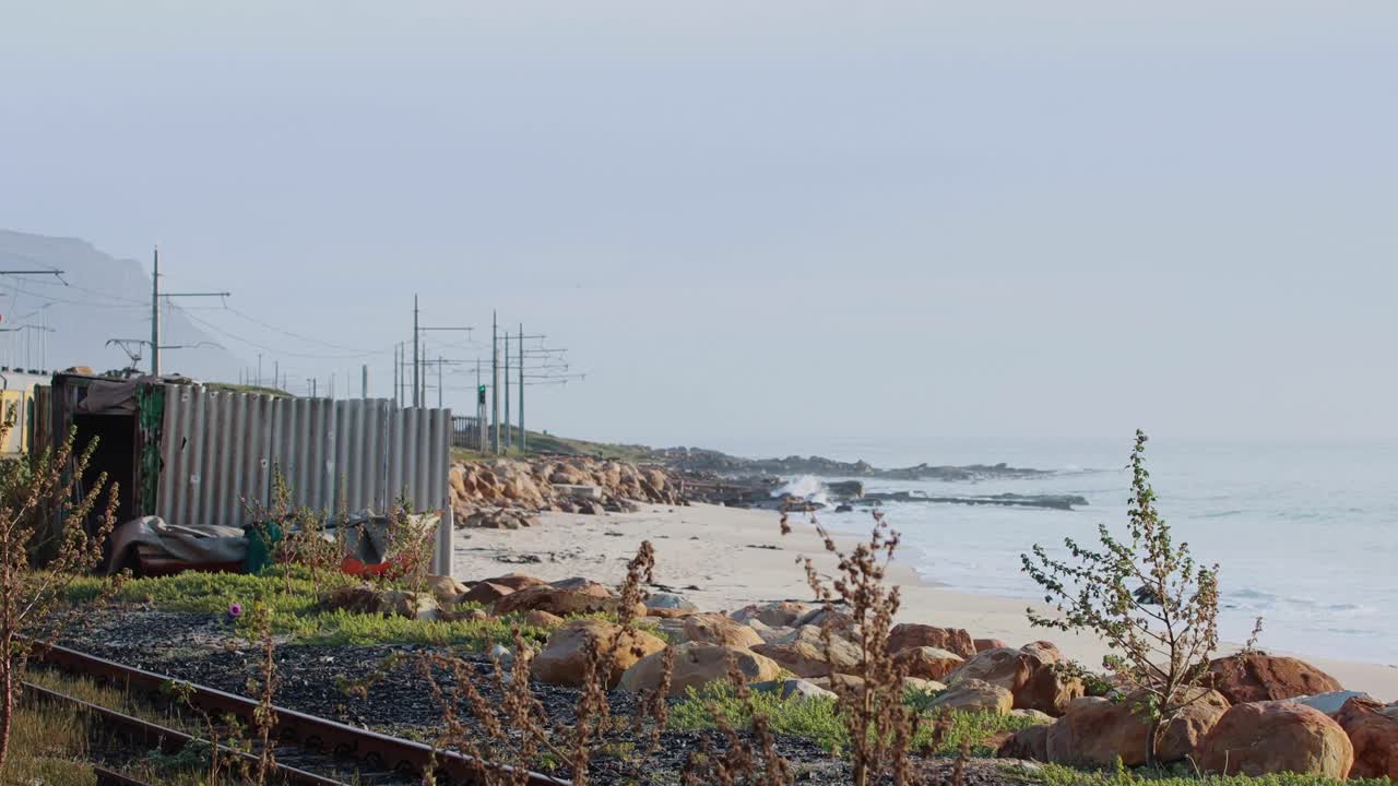 해안을 따라 달리는 기차