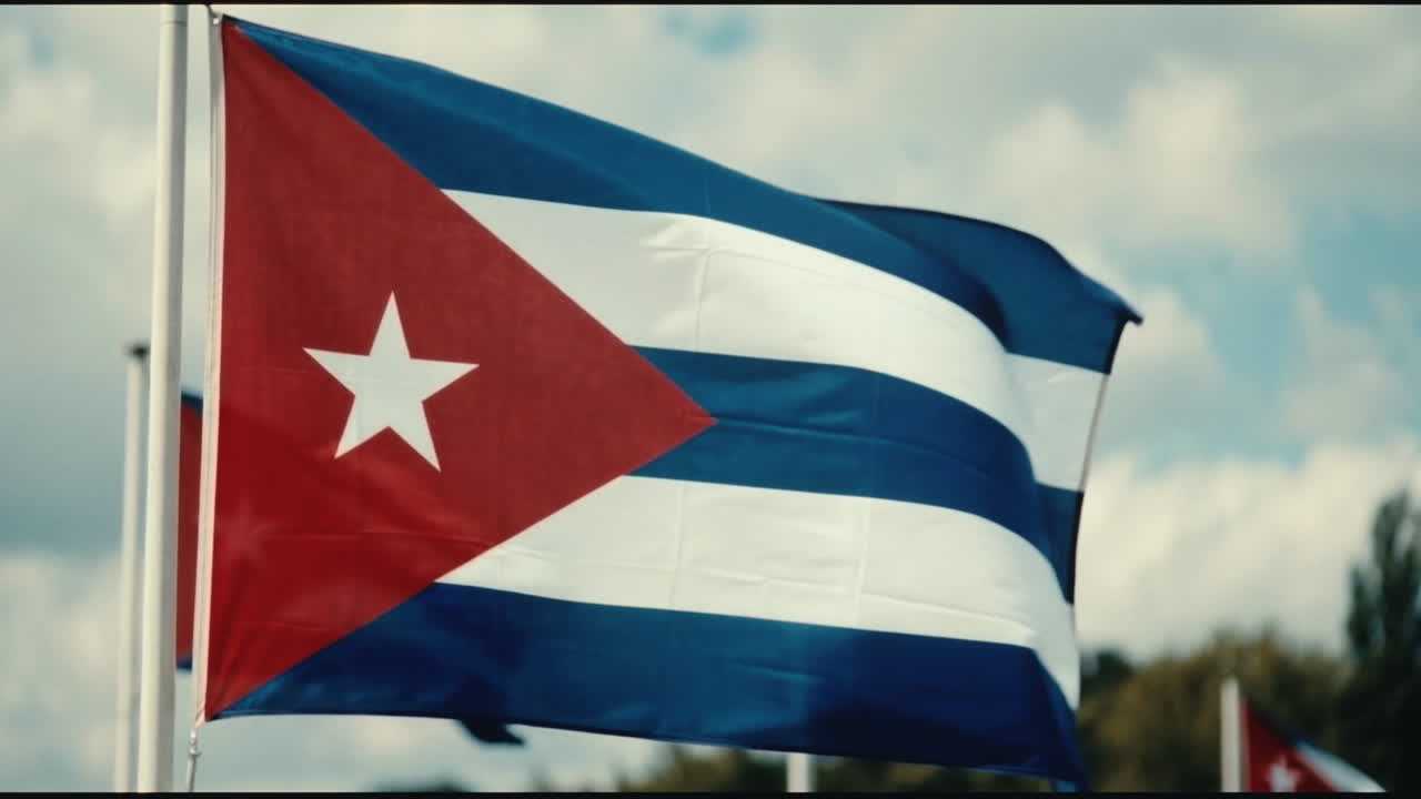 Bandera cubana ondeando al viento contra un cielo nublado