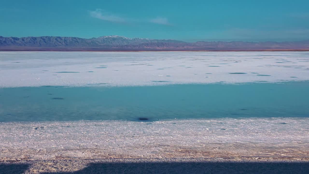 Utsikt over den enorme saltsletten, Chakasjøen i Qinghai-provinsen, Kina. POV-opptak