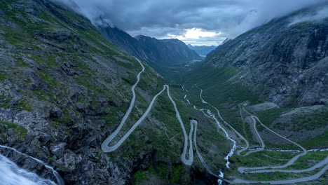 el lapso de tiempo de las nubes en el valle de romsdalen, el paso de trollstigen con curvas de horquilla