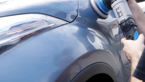 pulido del guardabarros del coche con máquina