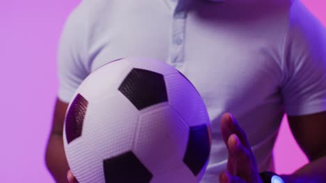 feliz seguidor de fútbol masculino afroamericano con la bandera de francia sobre la iluminación rosa