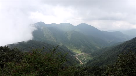 Bewölkte-Berge-Mit-Sonnenlicht-In-Chandragiri-In-Nepal