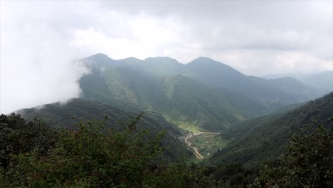 montañas nubladas con luz solar en chandragiri en nepal