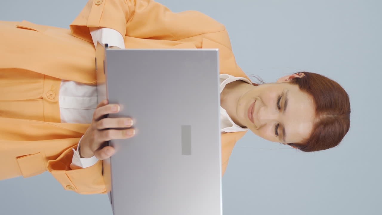 video vertical de una mujer de negocios saludando a la cámara.