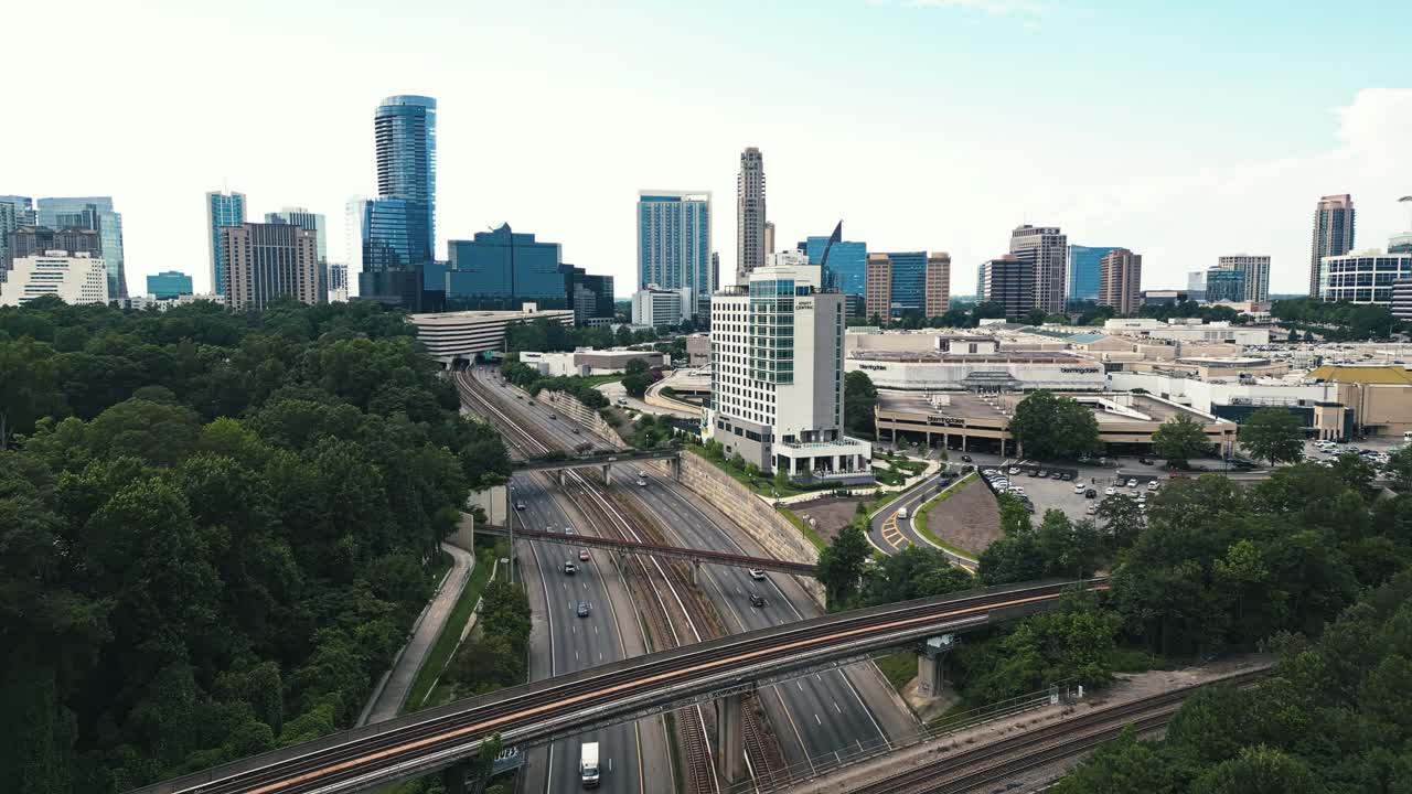 Ripresa drone di traffico su autostrada con skyline di Atlanta sullo sfondo