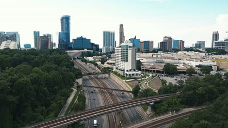 drohnen-aufnahme des verkehrs auf der autobahn mit der skyline der stadt atlanta im hintergrund