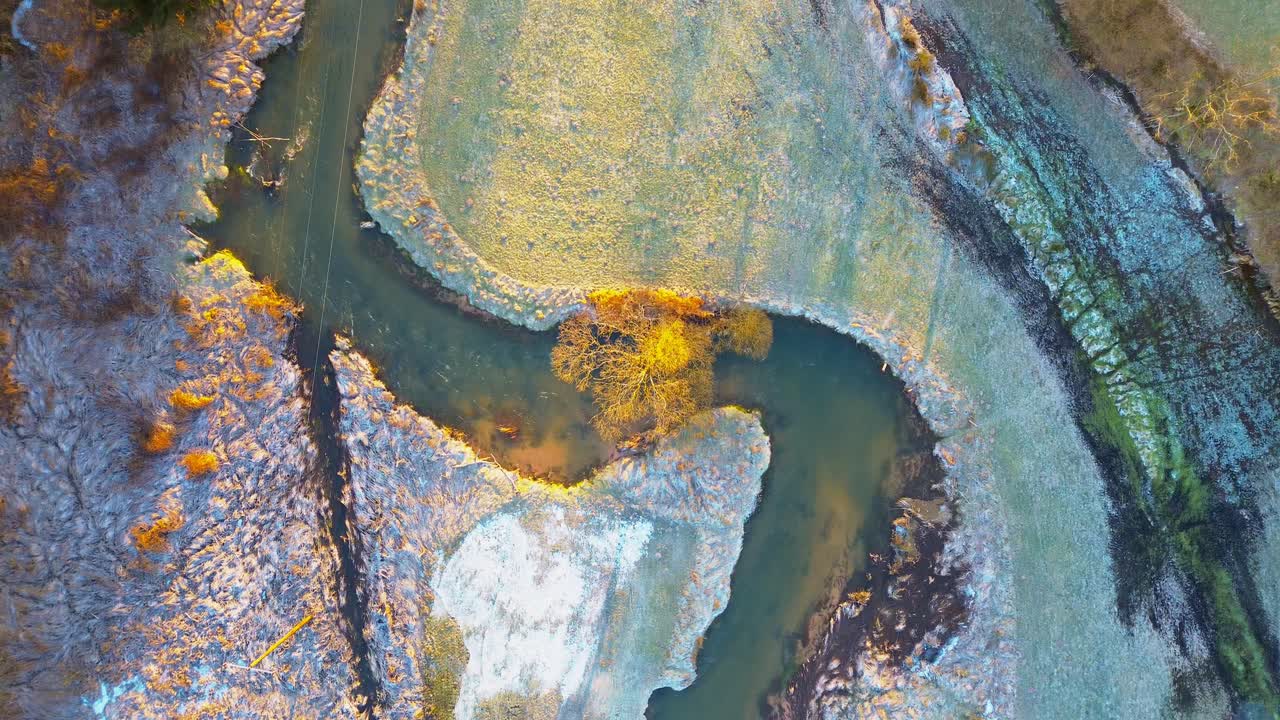 vista aérea de una curva de un río helado al amanecer