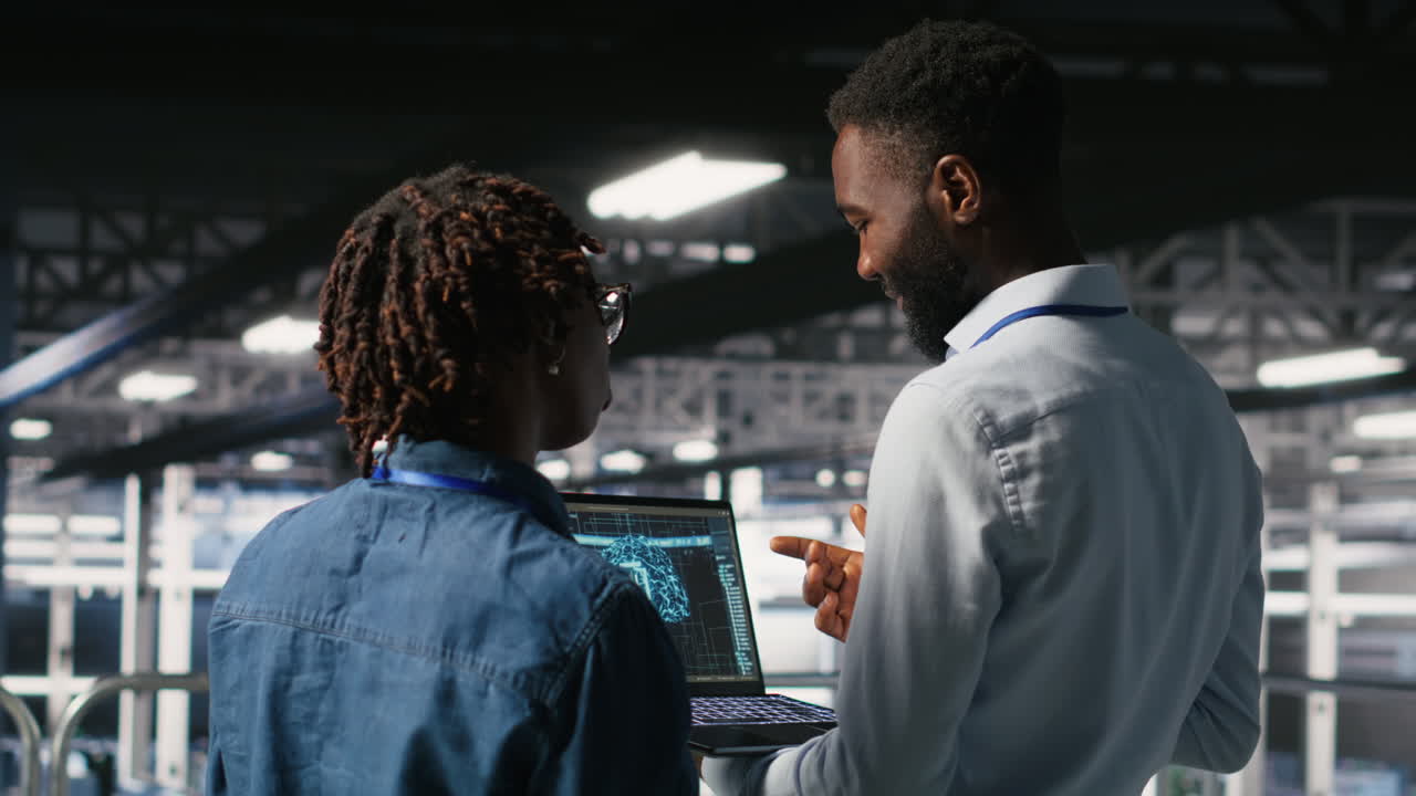Team di ingegneria di data center che esegue manutenzione su impianti che gestiscono attività di IA