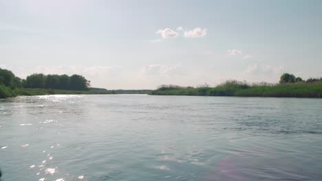 Blick-Auf-Ruhige-Wasserwellen,-Die-Glitzern-Und-Blendung-Auf-Der-Wasseroberfläche-Erzeugen