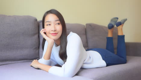 거실에서 소파에 편안 하 게 홈 라이프 스타일 여자