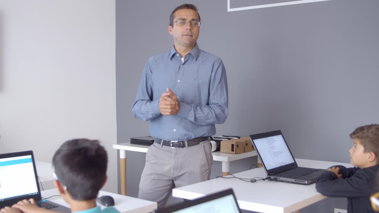 profesor de ciencias de la computación hablando ante los niños